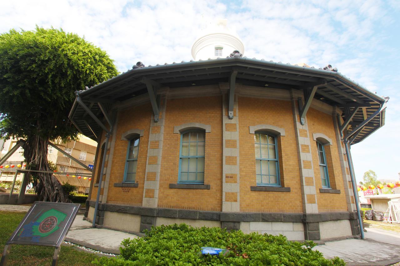 Wide Angle Hostel Tainan Exterior foto